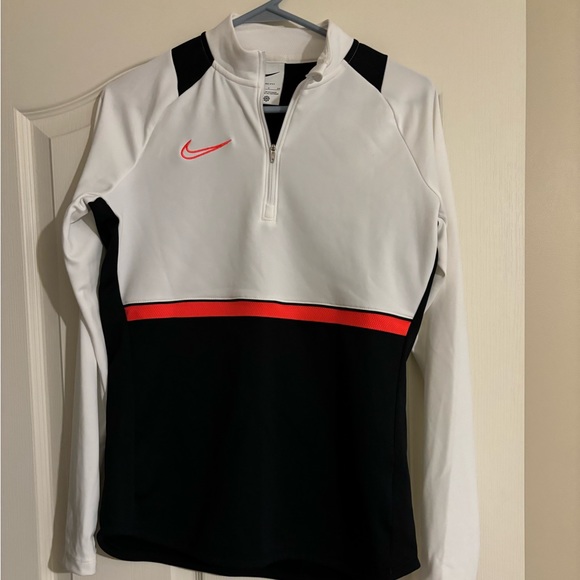 Nike bundle size small 2 tees and one long sleeve - Picture 2 of 12